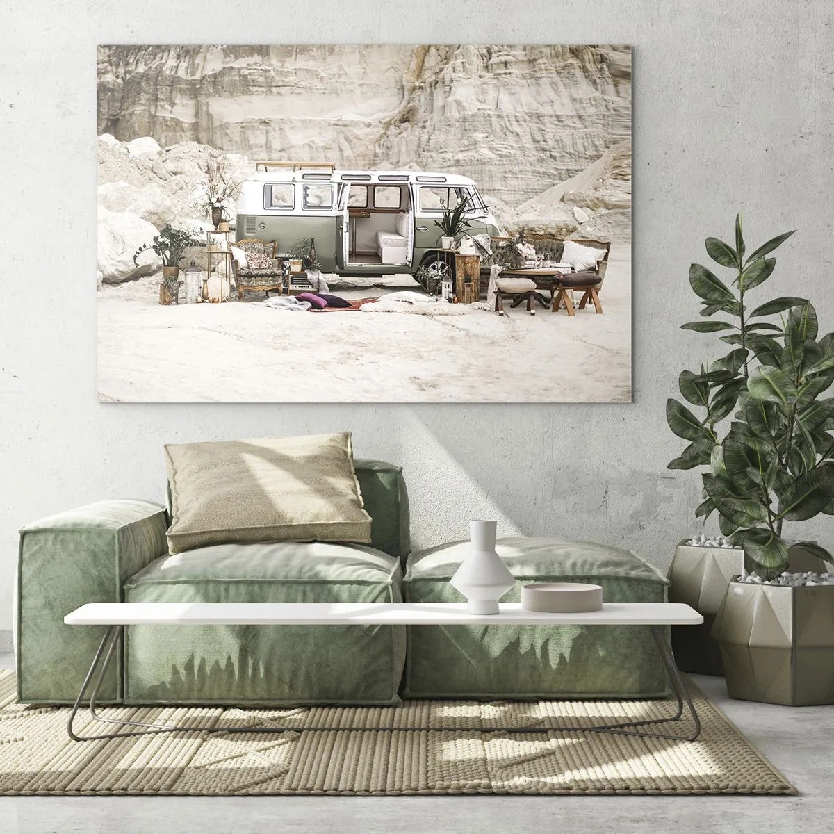 Obraz na skle - Interiér obytného auta v púštnom prostredí s bohémskymi a prírodnými prvkami. - 70x50cm - Cesta práve začína - Moderná nástenná dekorácia do obývacej izby a spálne ARTTOR