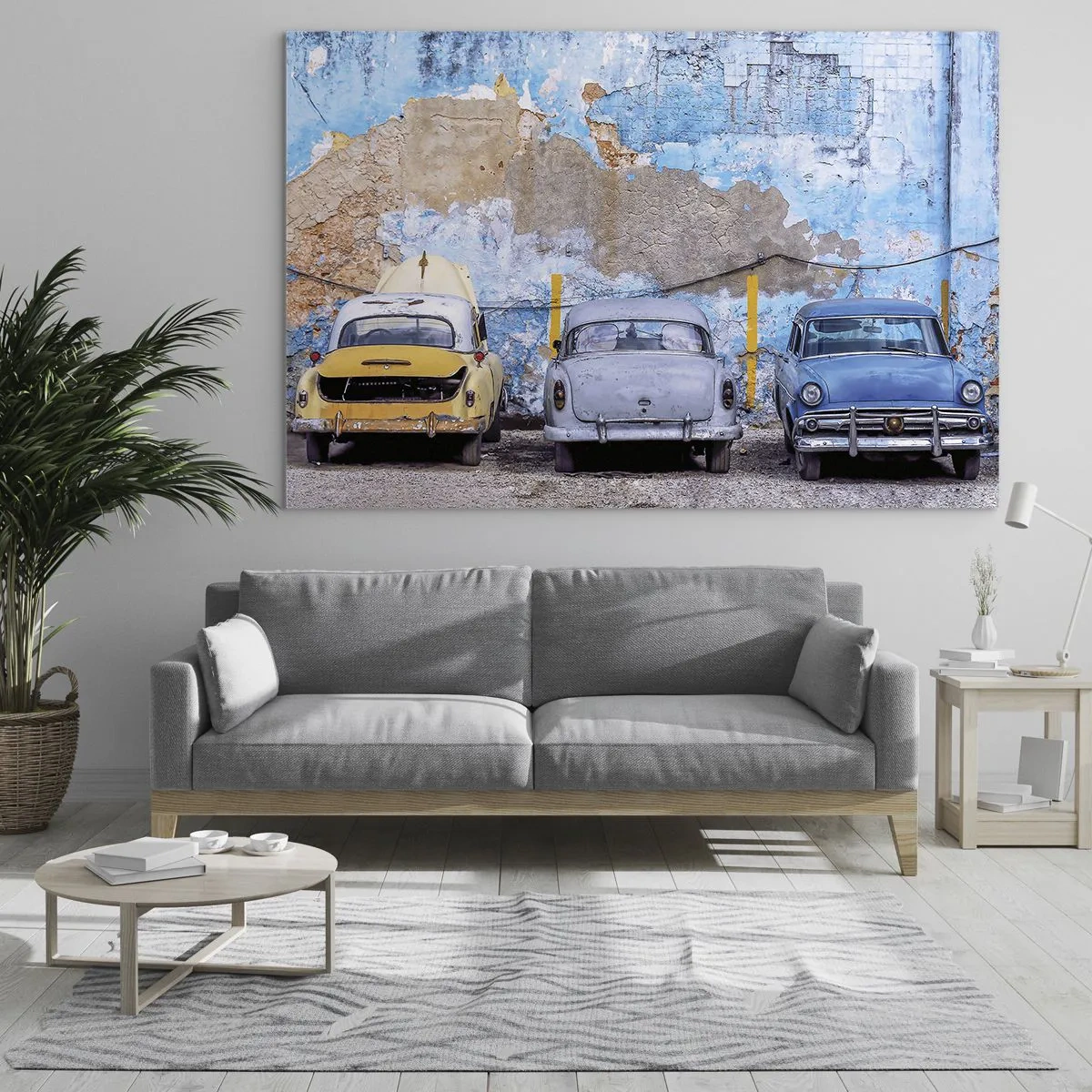 Obraz na skle - Veterány na pozadí zničenej steny - 70x50cm - Stretnutie veteránov - Moderná nástenná dekorácia do obývacej izby a spálne ARTTOR