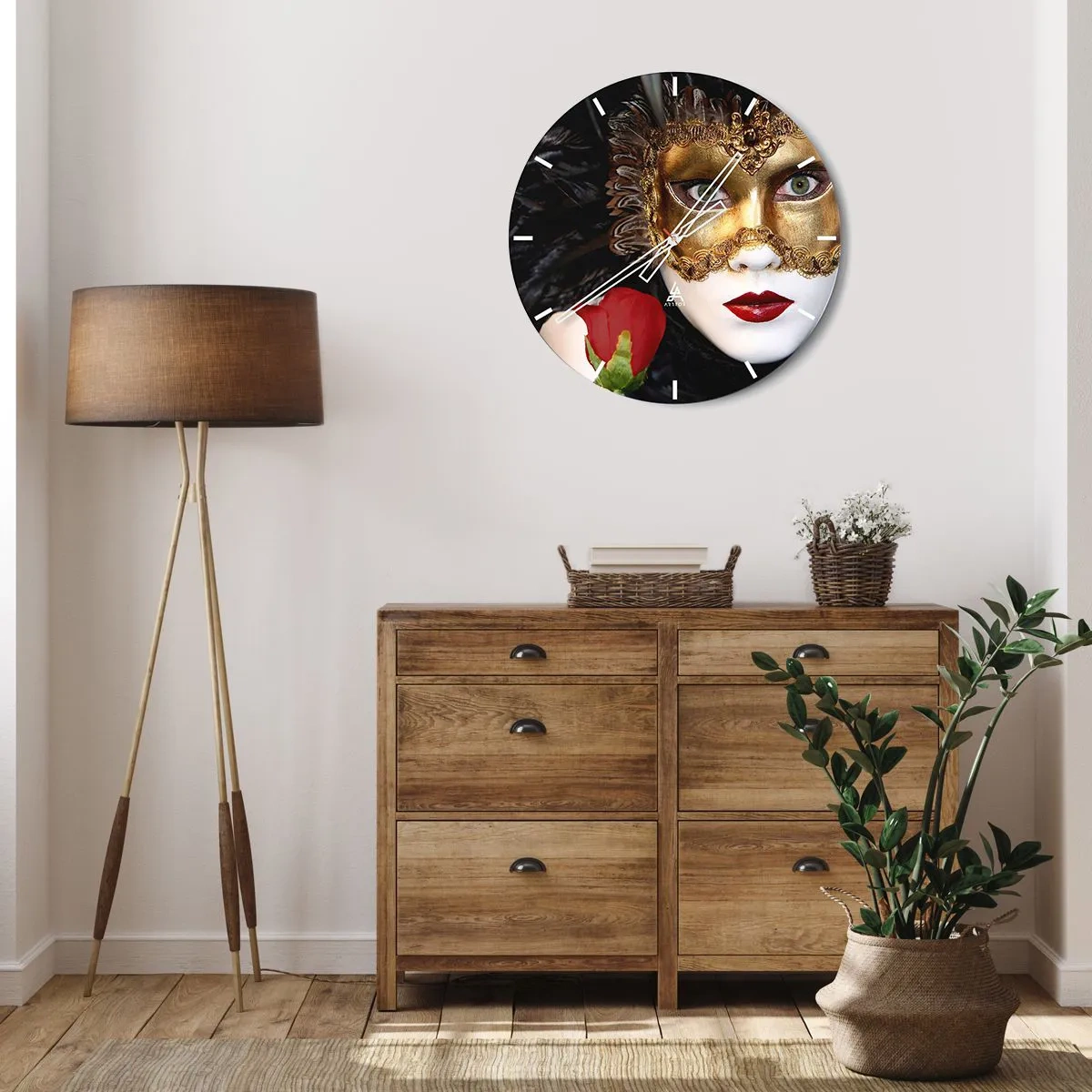 Nástenné hodiny - Zlatá benátska maska s červenou ružou - 30x30cm - Pretože život je veľký bál - Moderná nástenná dekorácia do obývacej izby, kuchyne a spálne ARTTOR