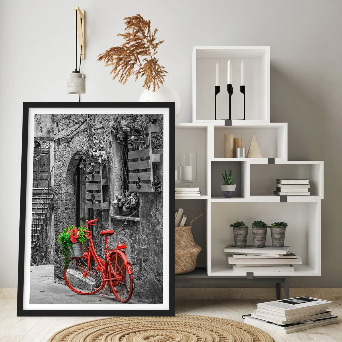 Plagát v čiernom ráme - Červený bicykel s kvetmi v úzkej ulici - 50x70cm - Toskánska ulička - Moderná nástenná dekorácia do obývacej izby a spálne ARTTOR