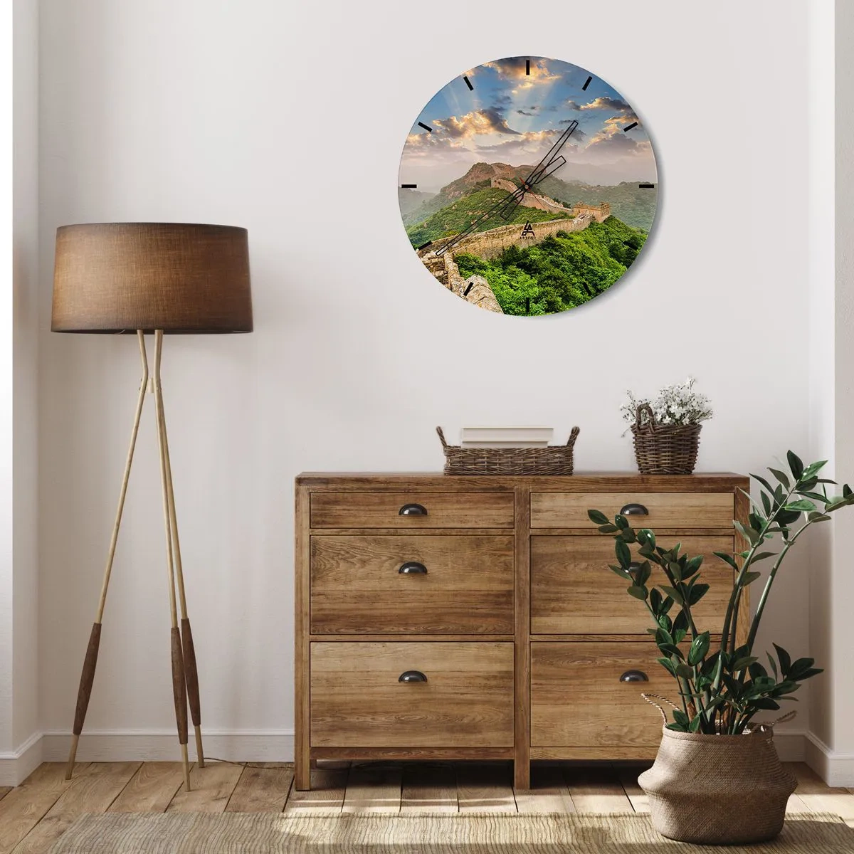 Nástenné hodiny - Veľký čínsky múr pri východe slnka obklopený zelenými kopcami - 30x30cm - Nepominuteľná veľkosť - Moderná nástenná dekorácia do obývacej izby, kuchyne a spálne ARTTOR