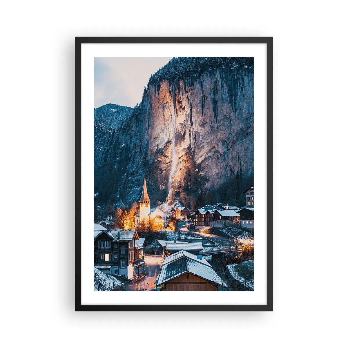 Plagát v čiernom ráme - Osvetlená zimná dedinka na úpätí útesu - 50x70cm - Svetlý duch zimy - Moderná nástenná dekorácia do obývacej izby a spálne ARTTOR