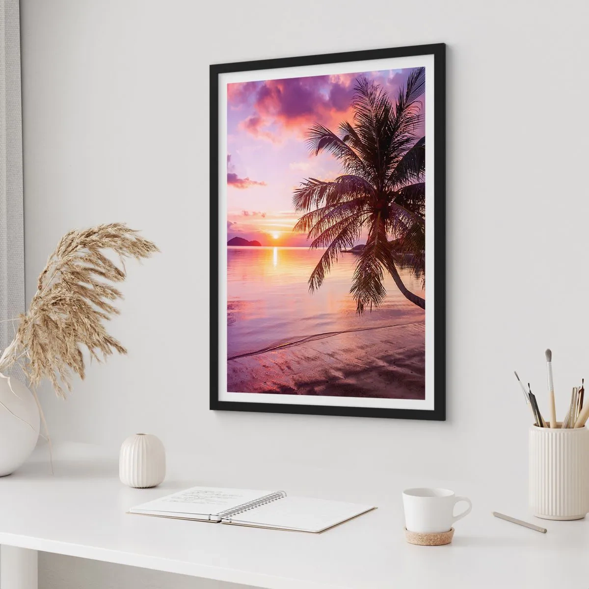 Plagát v čiernom ráme - Tropický západ slnka s palmou na pláži - 50x70cm - Blahobyt až po okraj - Moderná nástenná dekorácia do obývacej izby a spálne ARTTOR