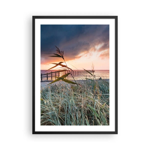 Plagát v čiernom ráme - Mólo pri mori obklopené trávou počas západu slnka - 50x70cm - Neodviate vetrom - Moderná nástenná dekorácia do obývacej izby a spálne ARTTOR