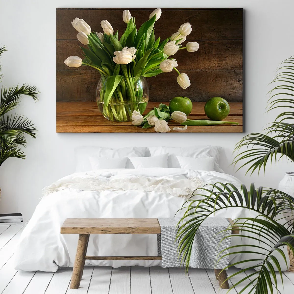 Obraz na plátne - Kytica bielych tulipánov v sklenenej váze so zelenými jablkami - 70x50cm - Šťavnaté a čerstvé v zelenej a bielej - Moderná nástenná dekorácia do obývacej izby a spálne ARTTOR