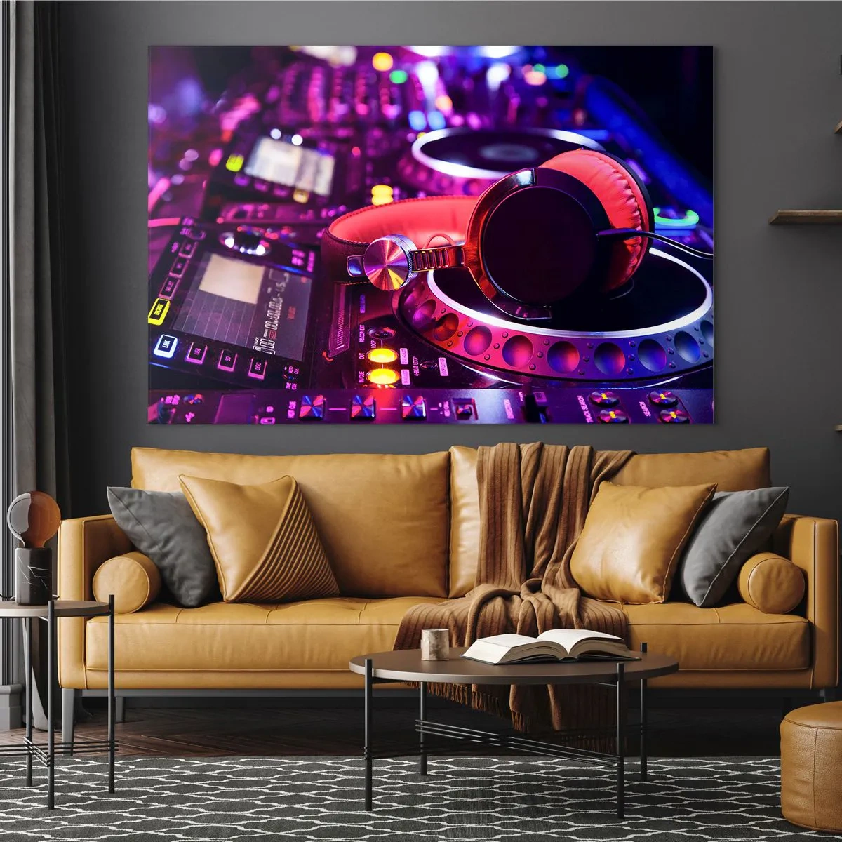Obraz na skle - Farebné DJ vybavenie s červenými slúchadlami - 70x50cm - Než začne zábava - Moderná nástenná dekorácia do obývacej izby a spálne ARTTOR