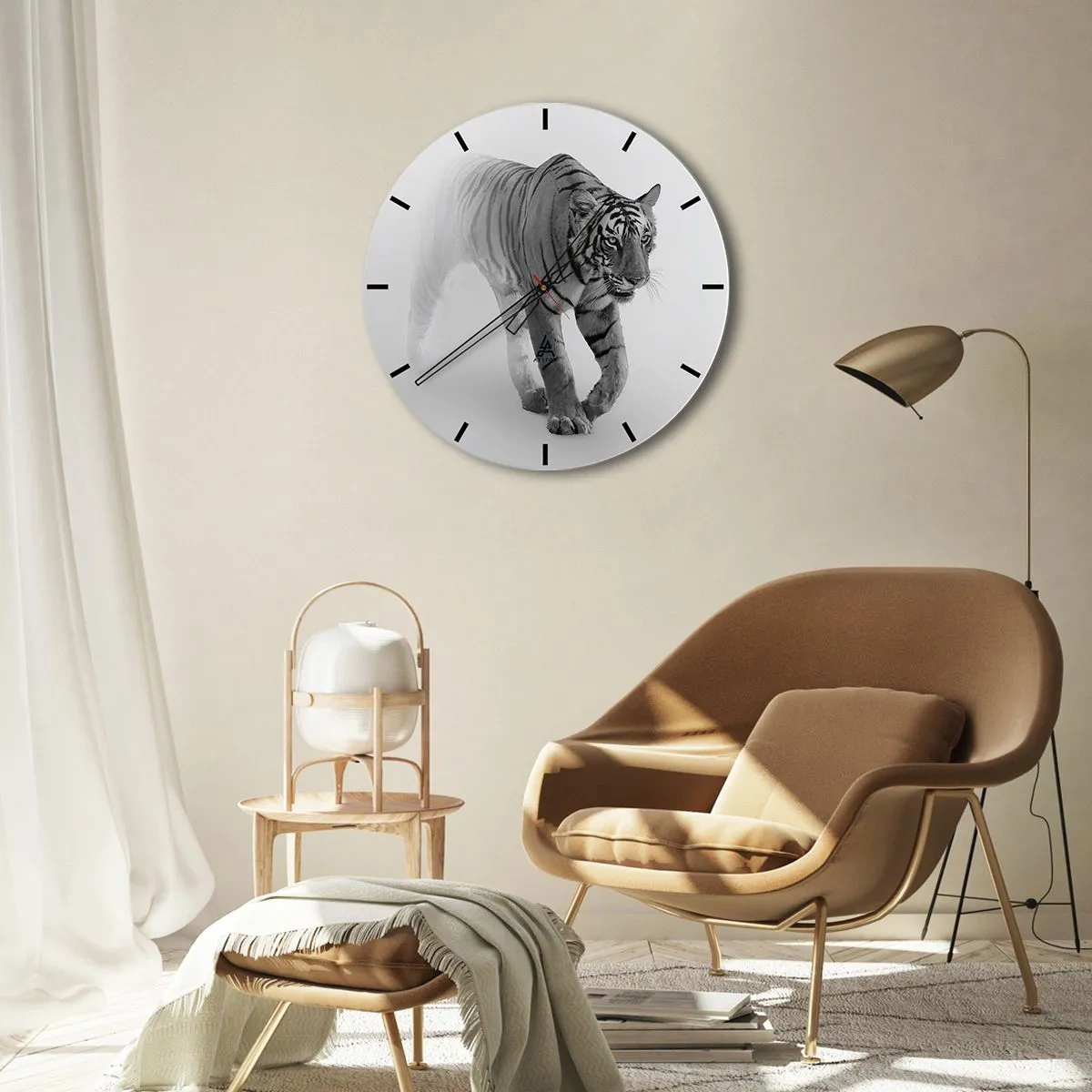 Nástenné hodiny - Realistický tiger v monochromatickom štýle na bielom pozadí - 30x30cm - Prikrčený v hmle - Moderná nástenná dekorácia do obývacej izby, kuchyne a spálne ARTTOR