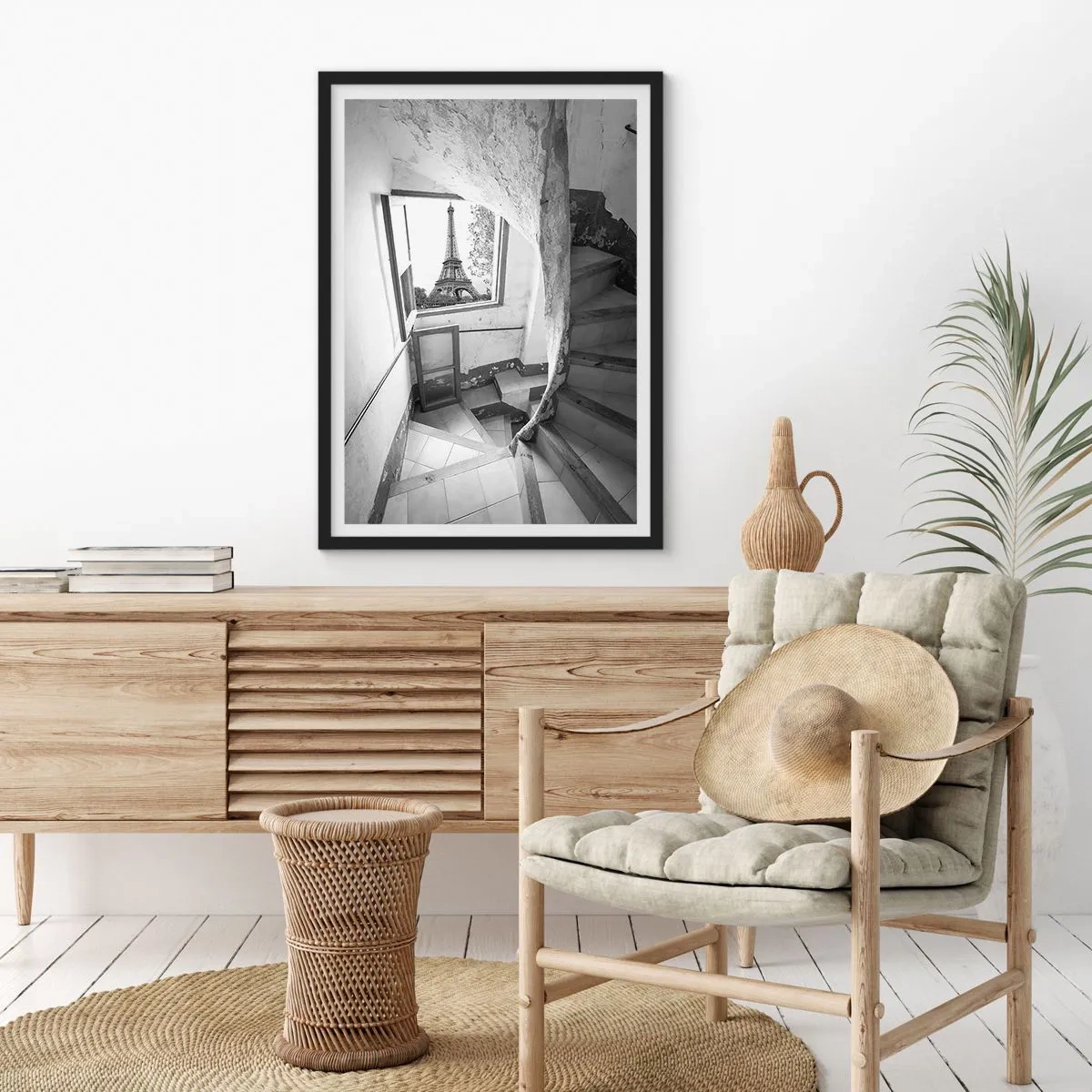 Plagát v čiernom ráme - Pohľad na Eiffelovu vežu cez okno v starej budove - 50x70cm - To je ale výhľad! - Moderná nástenná dekorácia do obývacej izby a spálne ARTTOR