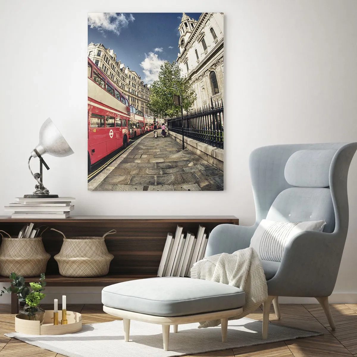 Obraz na skle - Londýnska ulica v sivej a červenej - 50x70 cm