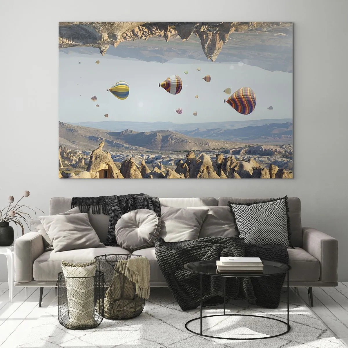 Obraz na skle - Farebné balóny nad skalnatou krajinou Kappadokie - 70x50cm - Tu je možné všetko - Moderná nástenná dekorácia do obývacej izby a spálne ARTTOR