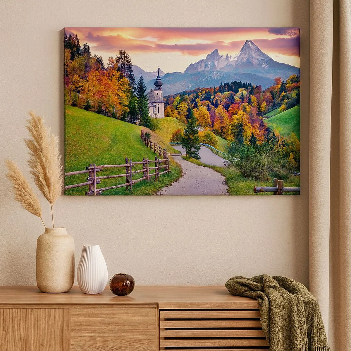 Obraz na plátne - Jesenná horská scenéria s kaplnkou a západom slnka - 70x50cm - Úplne ideálna krajina - Moderná nástenná dekorácia do obývacej izby a spálne ARTTOR