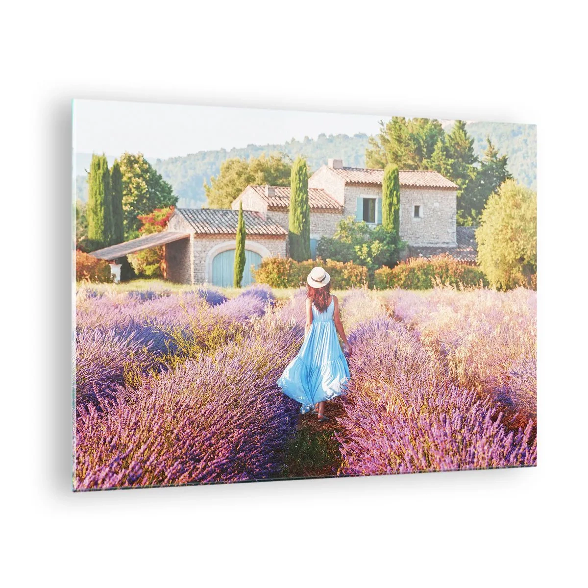 Obraz na skle - Žena v šatách prechádzajúca cez levanduľové pole - 70x50cm - Levanduľové dievča - Moderná nástenná dekorácia do obývacej izby a spálne ARTTOR