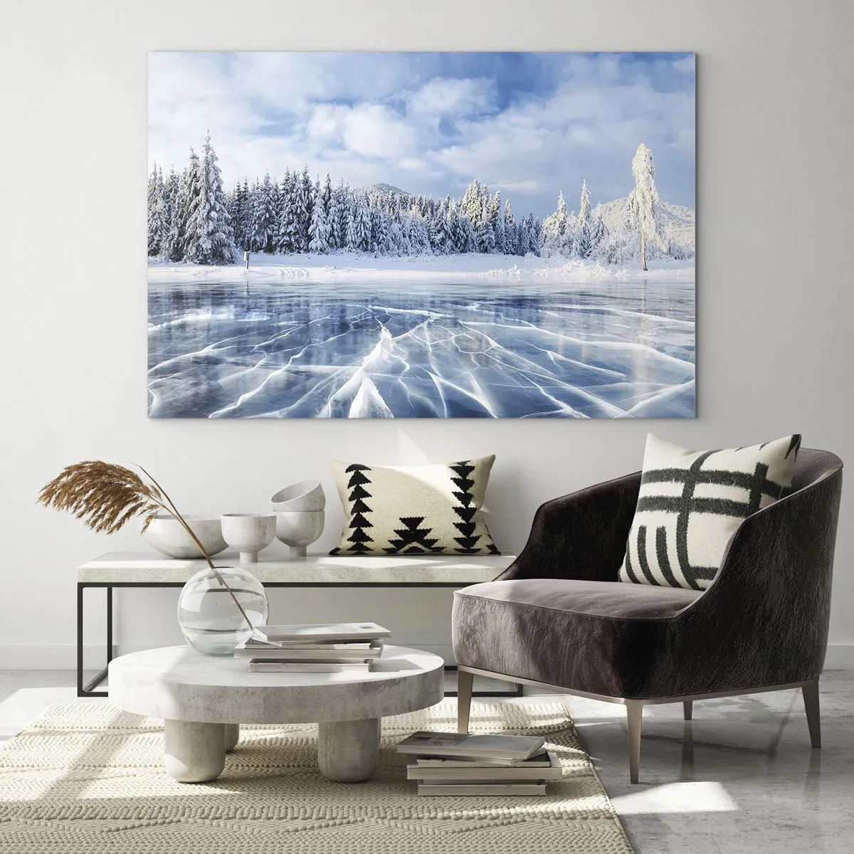 Obraz na skle - Zamrznuté jazero obklopené zimným lesom - 70x50cm - Oslnivý a kryštalický pohľad - Moderná nástenná dekorácia do obývacej izby a spálne ARTTOR