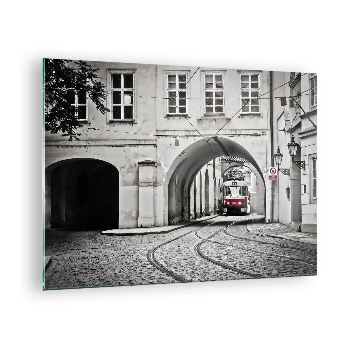 Obraz na skle - Čiernobiela električka na starej ulici - 70x50cm - Mestským labyrintom - Moderná nástenná dekorácia do obývacej izby a spálne ARTTOR