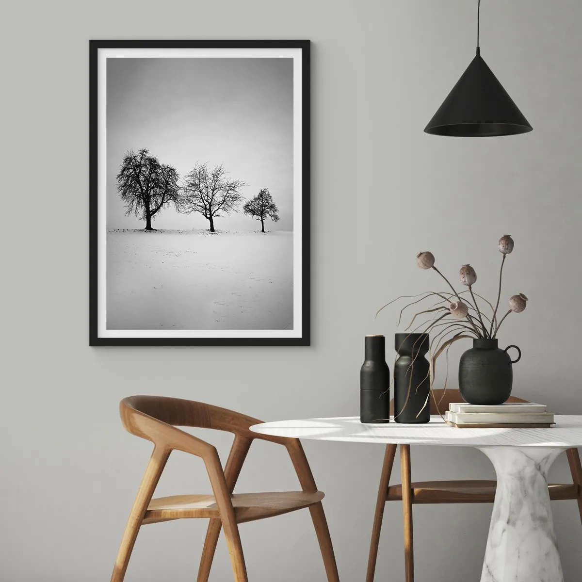 Plagát v čiernom ráme - Tri stromy v zasneženom poli v čiernobielej farbe - 50x70cm - O čom sníva? - Moderná nástenná dekorácia do obývacej izby a spálne ARTTOR