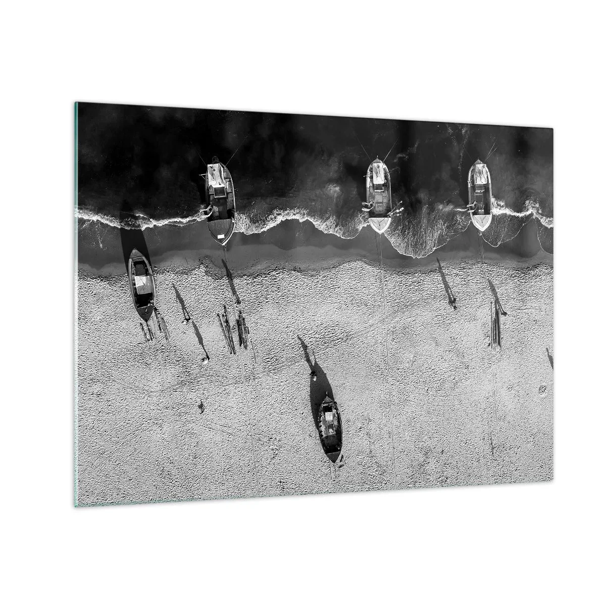Obraz na skle - Čiernobiele lode a ich tiene na piesočnatej pláži zhora - 70x50cm - Ešte na brehu… - Moderná nástenná dekorácia do obývacej izby a spálne ARTTOR