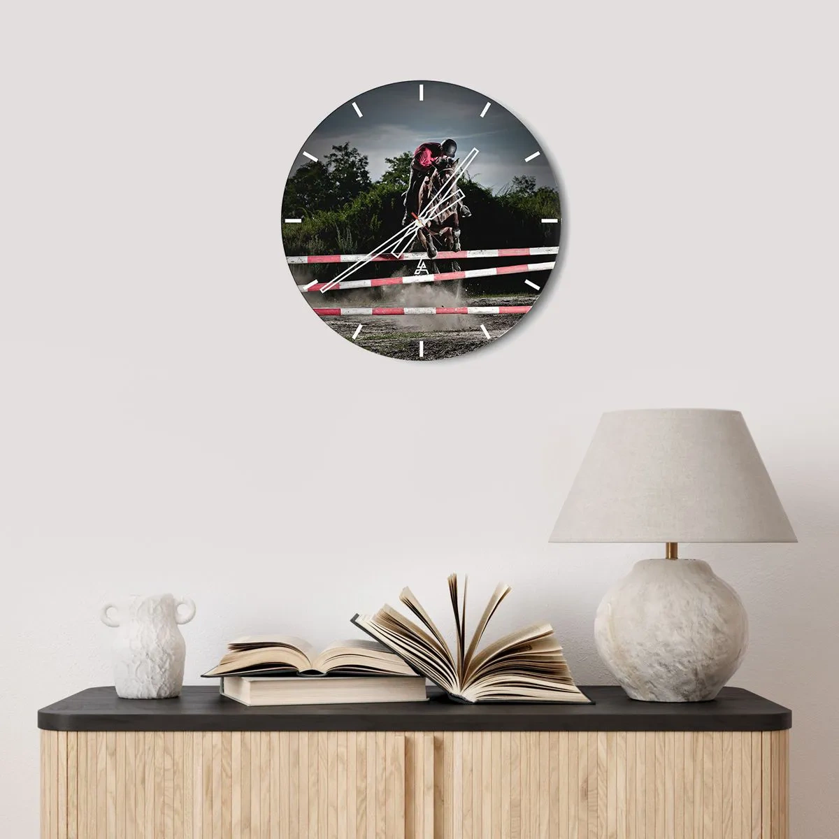 Nástenné hodiny - Skokan na koni počas jazdeckých súťaží - 30x30cm - Spoločne pre víťazstvo - Moderná nástenná dekorácia do obývacej izby, kuchyne a spálne ARTTOR