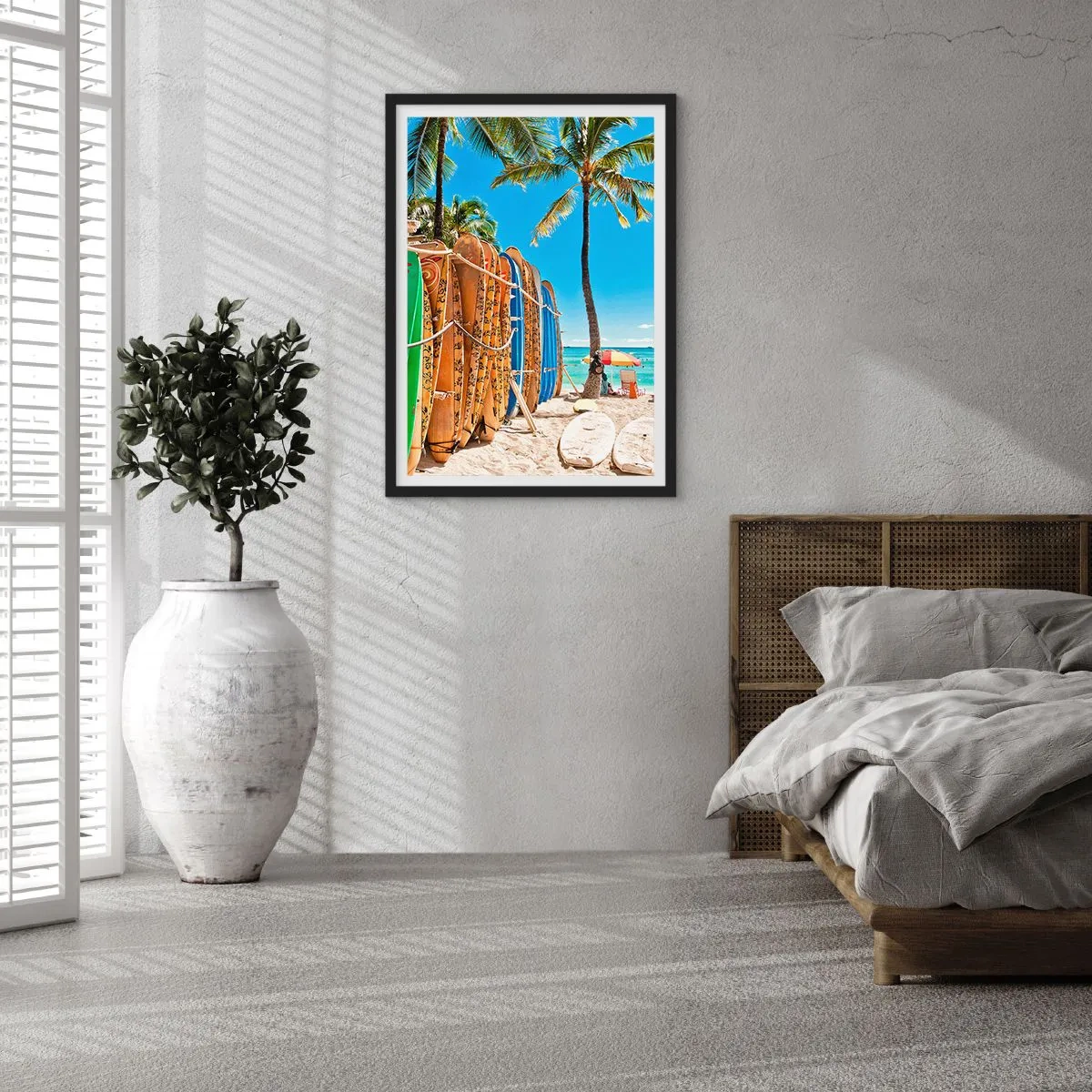 Plagát v čiernom ráme - Surfovacie dosky na pláži s palmami a modrou oblohou - 50x70cm - Slnečná zábava - Moderná nástenná dekorácia do obývacej izby a spálne ARTTOR