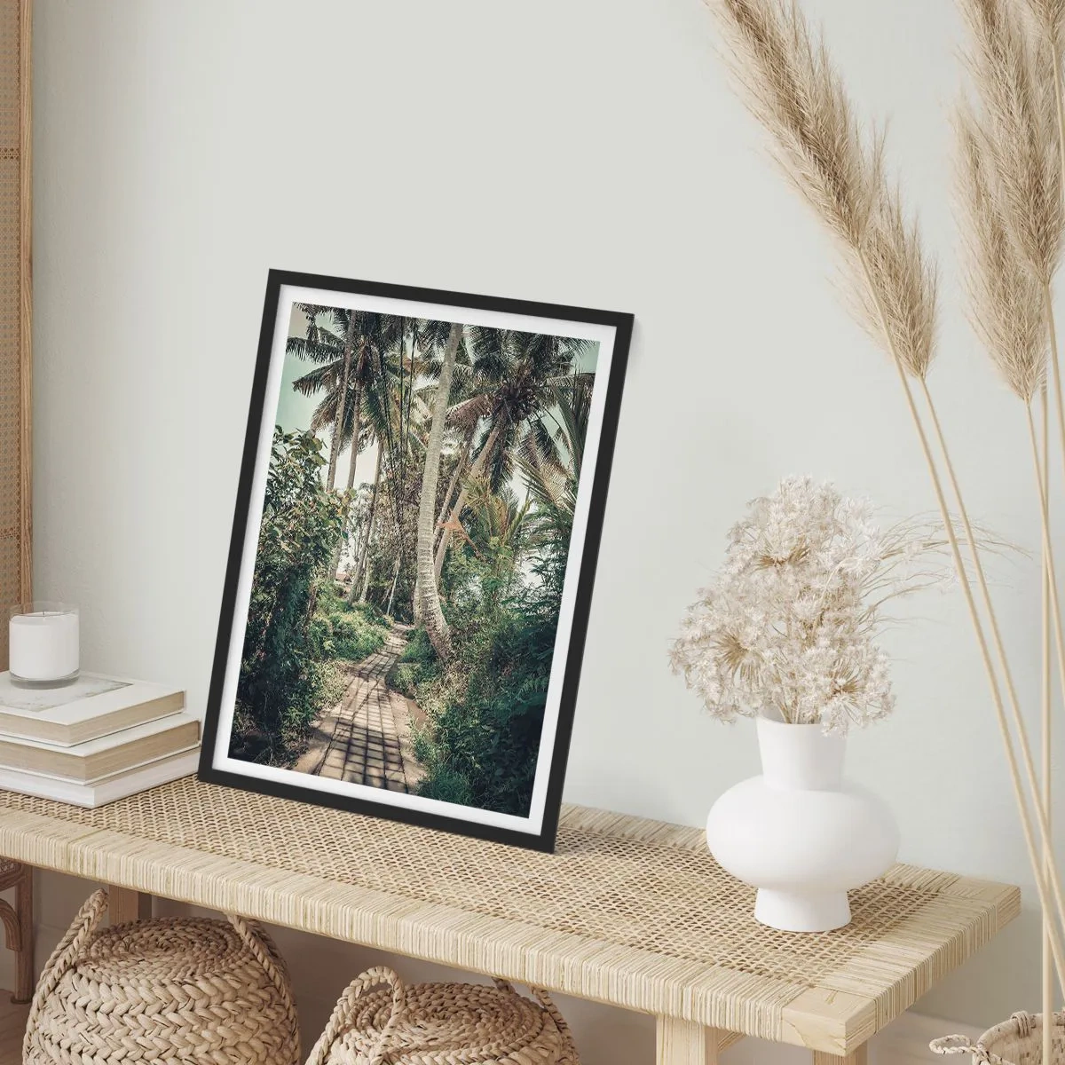Plagát v čiernom ráme - Exotický chodník medzi palmami v tropickej krajine - 50x70cm - Palmový bulvár - Moderná nástenná dekorácia do obývacej izby a spálne ARTTOR