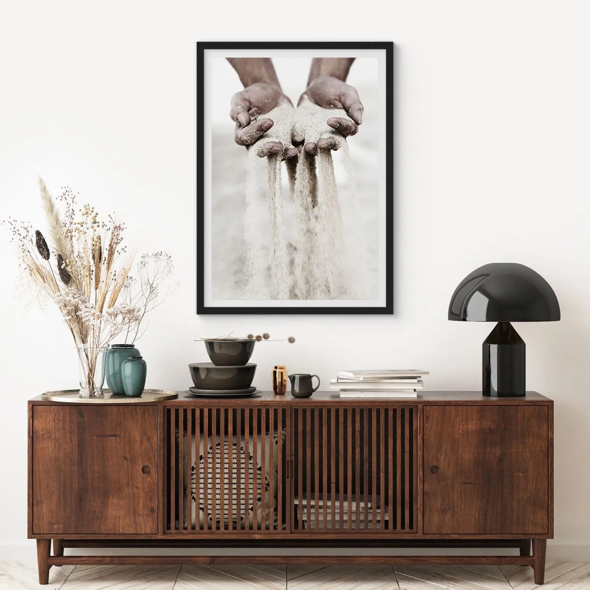 Plagát v čiernom ráme - Ruky držiace piesok, symbolizujúce prchavosť a krehkosť okamihu - 50x70cm - Týmito rukami… - Moderná nástenná dekorácia do obývacej izby a spálne ARTTOR