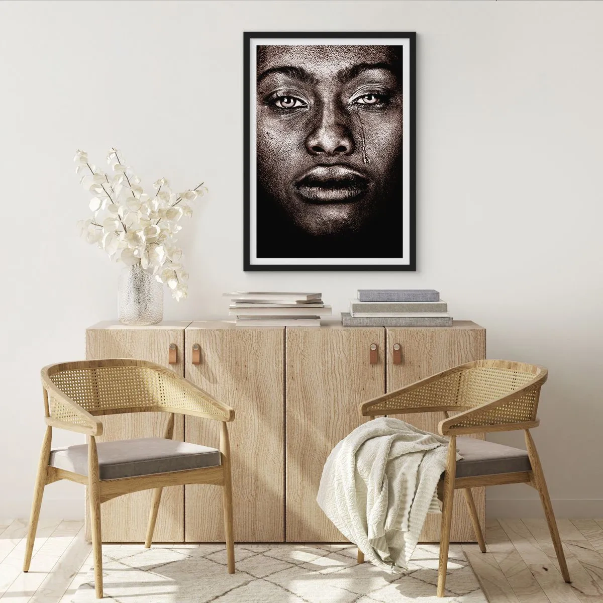 Plagát v čiernom ráme - Portrét tváre s výraznou slzou v monochromatickom štýle - 50x70cm - Jedna slza - Moderná nástenná dekorácia do obývacej izby a spálne ARTTOR