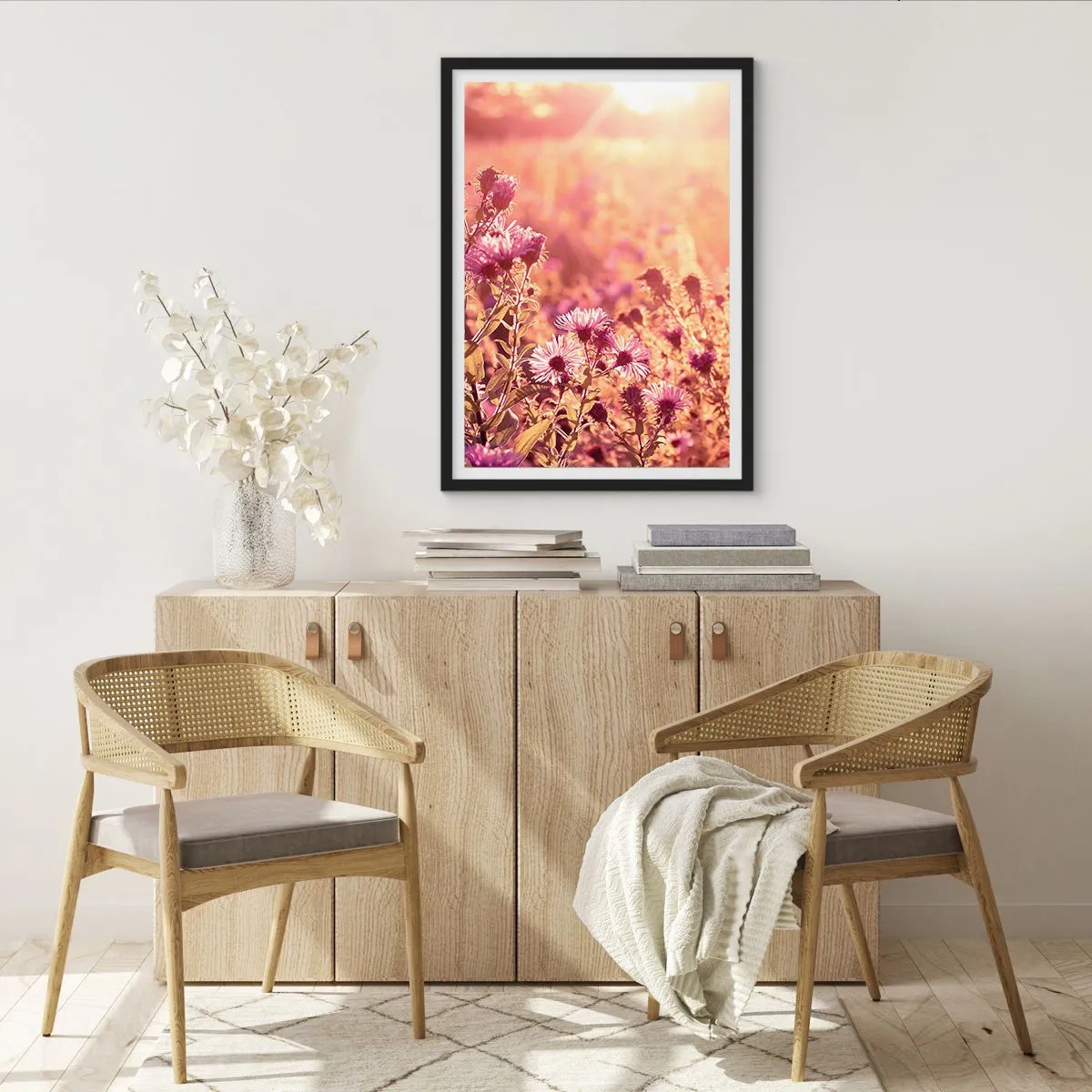 Plagát v čiernom ráme - Pole fialových kvetov vo svetle zapadajúceho slnka - 50x70cm - Než skončí leto - Moderná nástenná dekorácia do obývacej izby a spálne ARTTOR