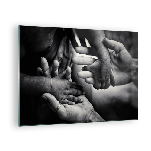 Obraz na skle - Symbolické čiernobiele podanie rúk rôznych generácií - 70x50cm - Byť človekom - Moderná nástenná dekorácia do obývacej izby a spálne ARTTOR