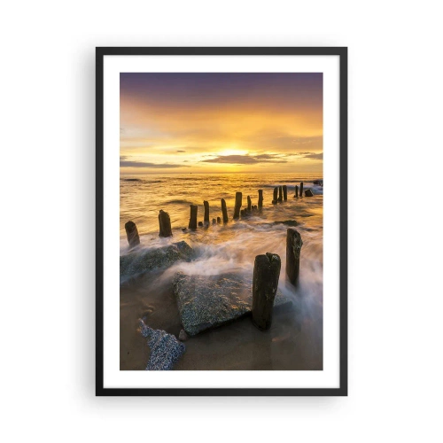 Plagát v čiernom ráme - Západ slnka nad morom s drevenými stĺpmi na pláži - 50x70cm - Drsná krása Baltského mora - Moderná nástenná dekorácia do obývacej izby a spálne ARTTOR