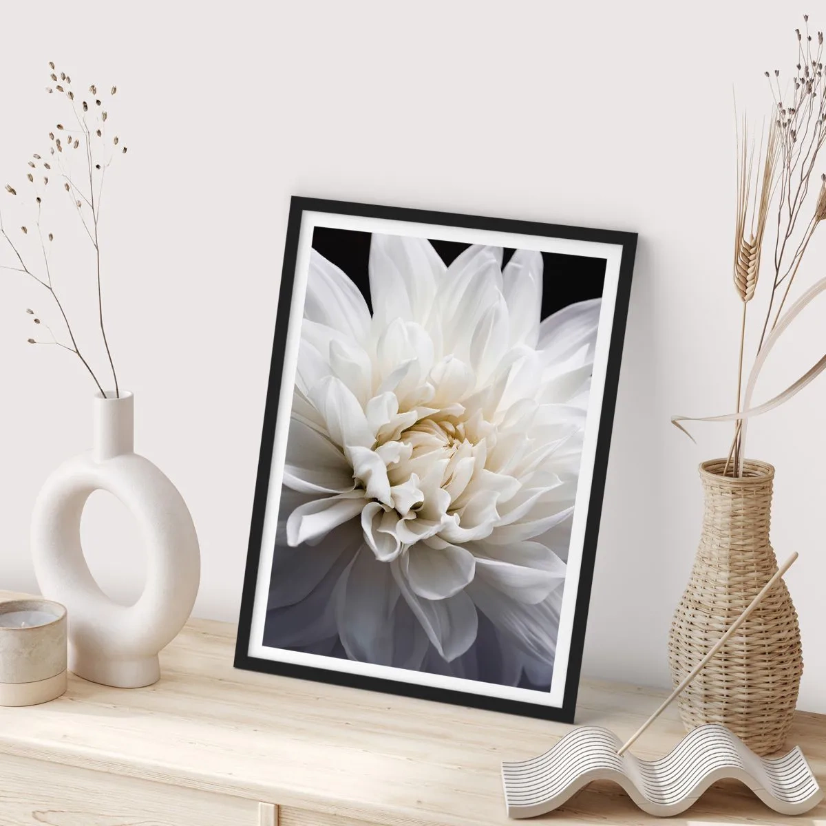Plagát v čiernom ráme - Detailný záber na bielu daliu na tmavom pozadí - 50x70cm - Ráno s nevestou - Moderná nástenná dekorácia do obývacej izby a spálne ARTTOR