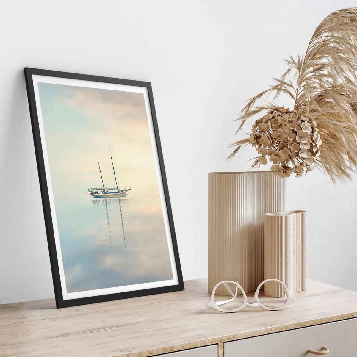 Plagát v čiernom ráme - Loď na pokojnom mori s jemným odrazom - 50x70cm - V mori ticha - Moderná nástenná dekorácia do obývacej izby a spálne ARTTOR