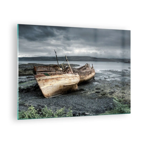 Obraz na skle - Dve schátrané drevené lode na skalnatom brehu jazera - 70x50cm - „Na znamenie dôstojne vynaloženého úsilia“ - Moderná nástenná dekorácia do obývacej izby a spálne ARTTOR