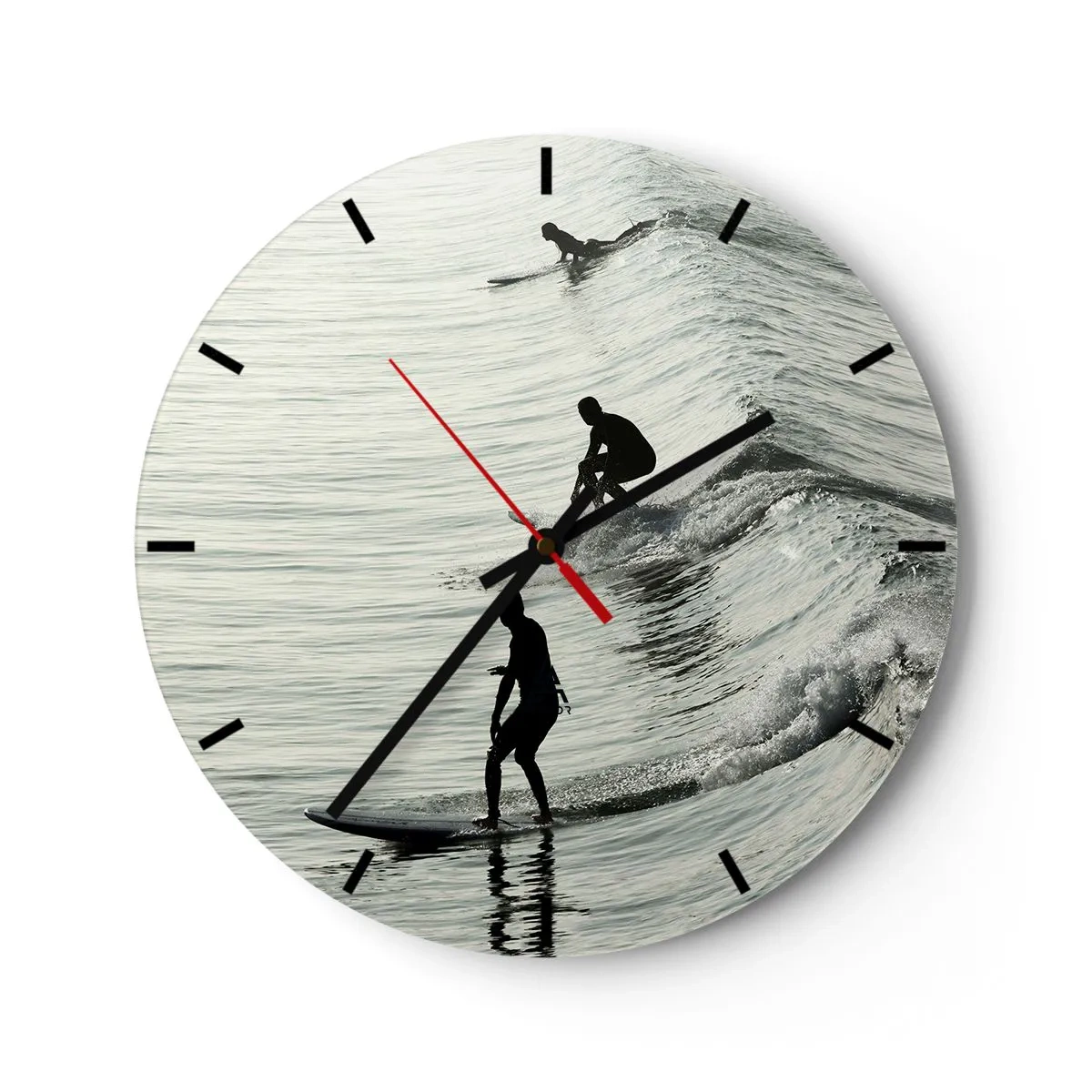 Nástenné hodiny - Surferi chytajúci ranné vlny na pokojnom mori - 30x30cm - Vlne v ústrety - Moderná nástenná dekorácia do obývacej izby, kuchyne a spálne ARTTOR