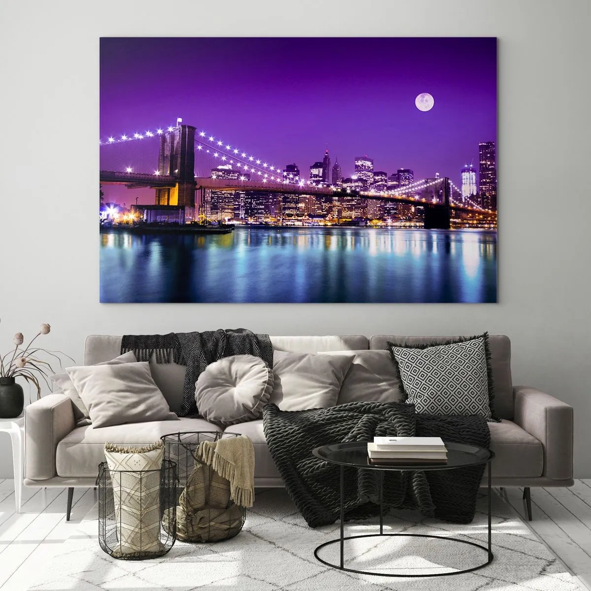 Obraz na skle - Brooklynský most a Manhattan v noci vo fialových odtieňoch - 70x50cm - Svetlá veľkomesta vo fialovej - Moderná nástenná dekorácia do obývacej izby a spálne ARTTOR