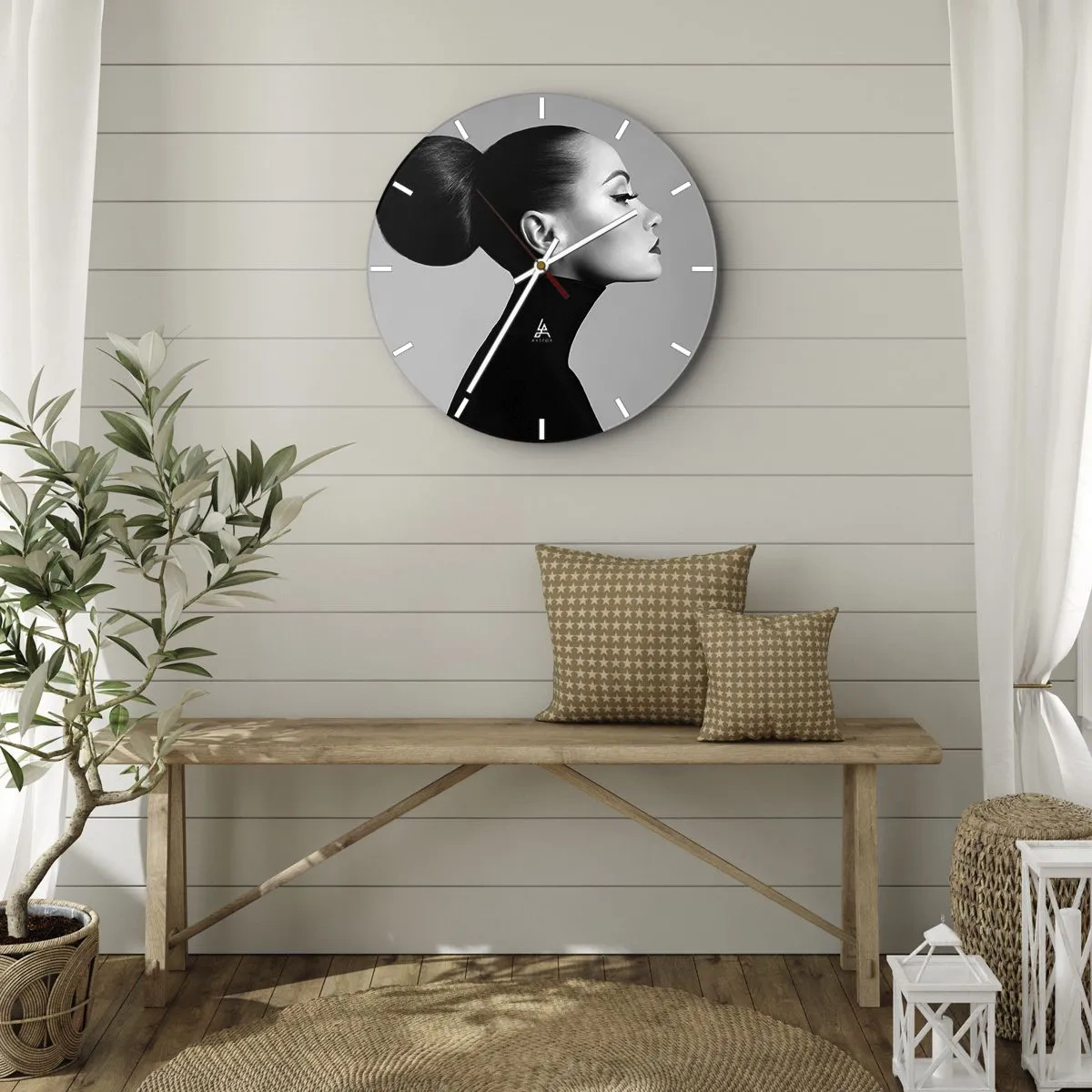 Nástenné hodiny - Profil ženy v umeleckom štýle na sivom pozadí - 30x30cm - Moderná Nefertiti - Moderná nástenná dekorácia do obývacej izby, kuchyne a spálne ARTTOR