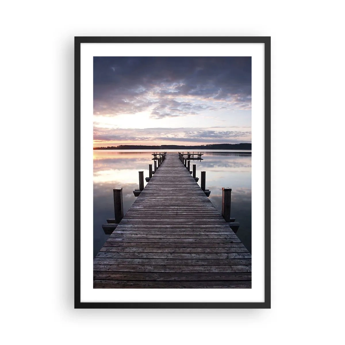 Plagát v čiernom ráme - Drevené mólo nad pokojným jazerom pri západe slnka - 50x70cm - Tichá hranica medzi dňom a nocou - Moderná nástenná dekorácia do obývacej izby a spálne ARTTOR