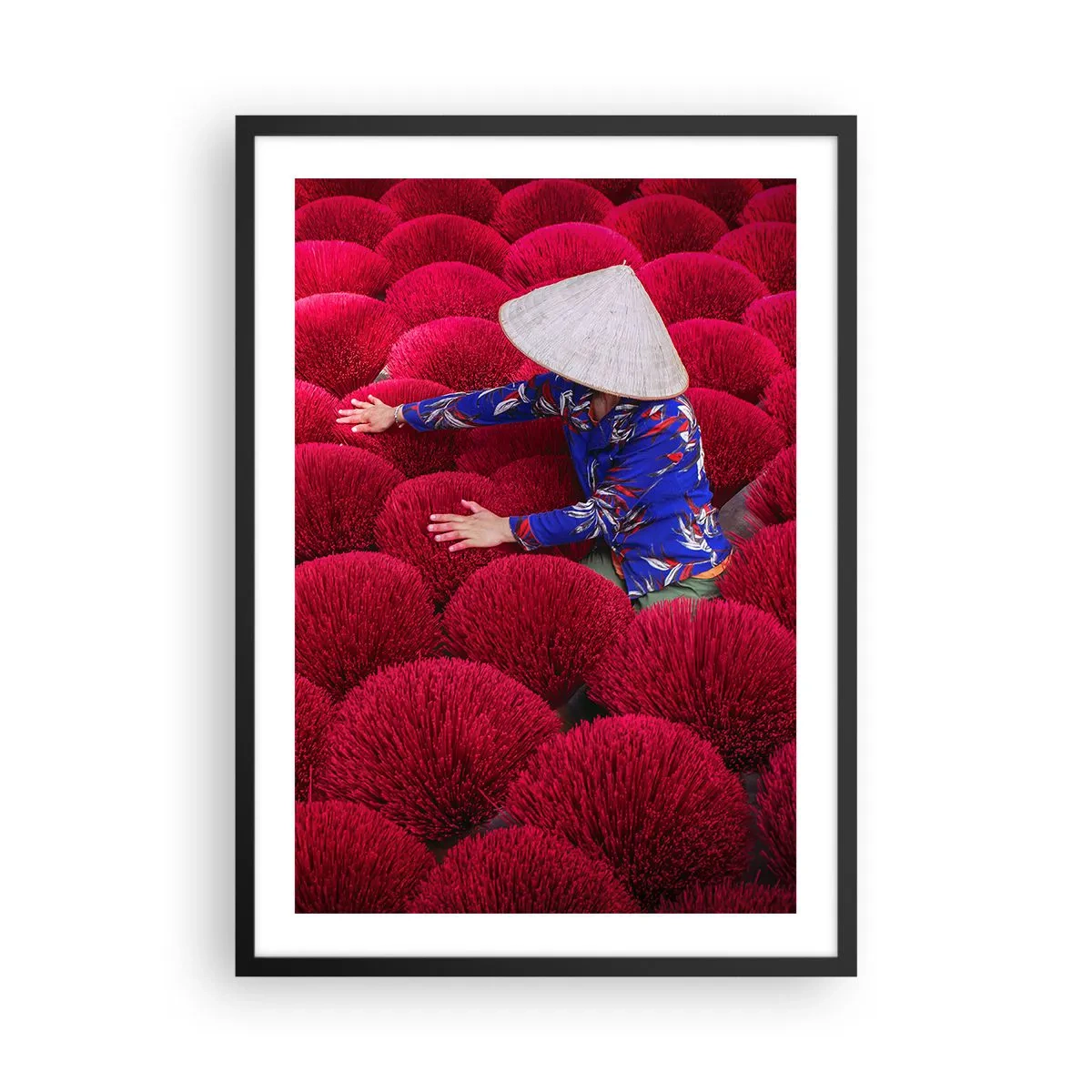Plagát v čiernom ráme - Postava v klobúku na pozadí červených vonných tyčiniek - 50x70cm - Na ryžovom poli - Moderná nástenná dekorácia do obývacej izby a spálne ARTTOR