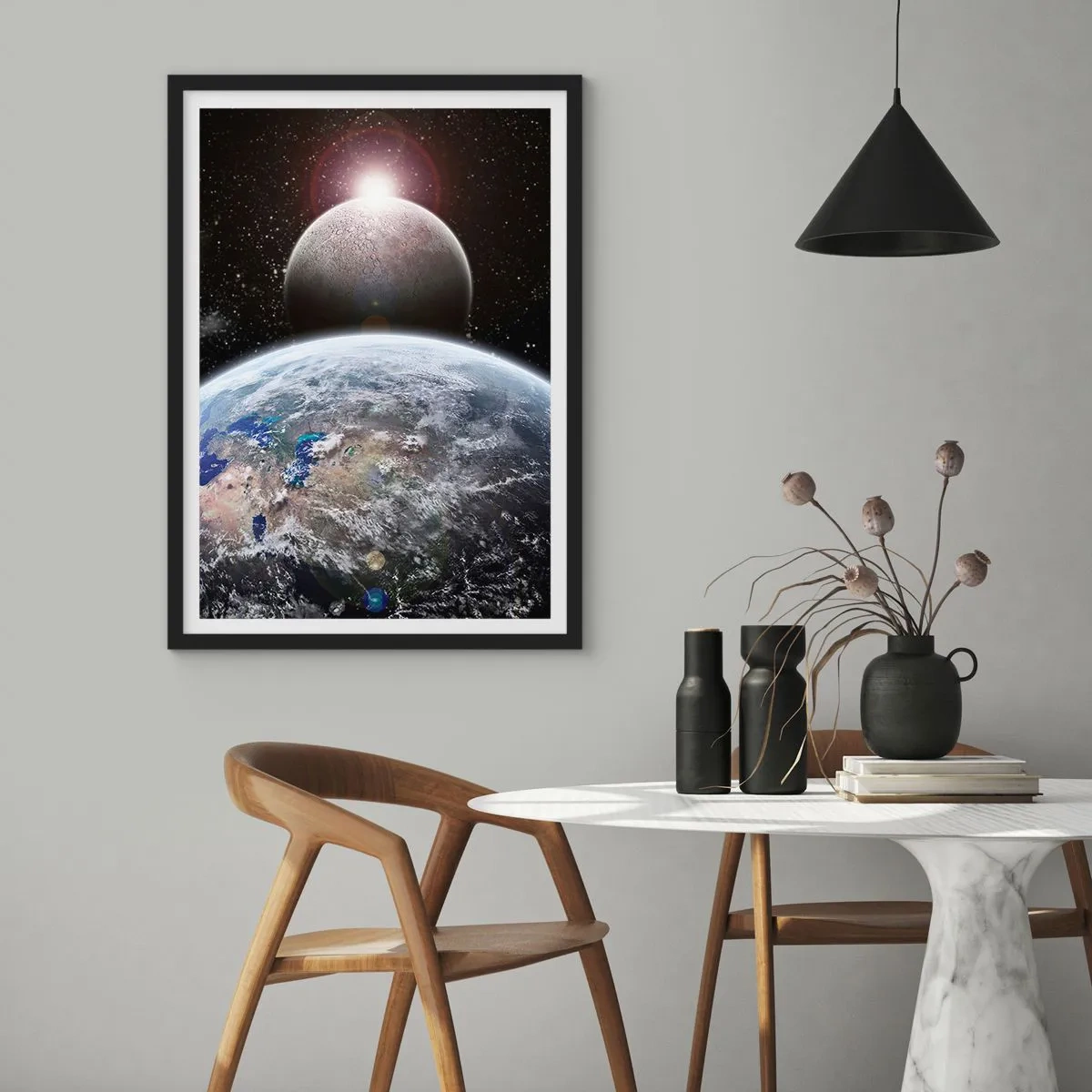 Plagát v čiernom ráme - Planéty Zem a Mesiac vo vesmíre - 50x70cm - Vesmírna krajina - východ slnka - Moderná nástenná dekorácia do obývacej izby a spálne ARTTOR