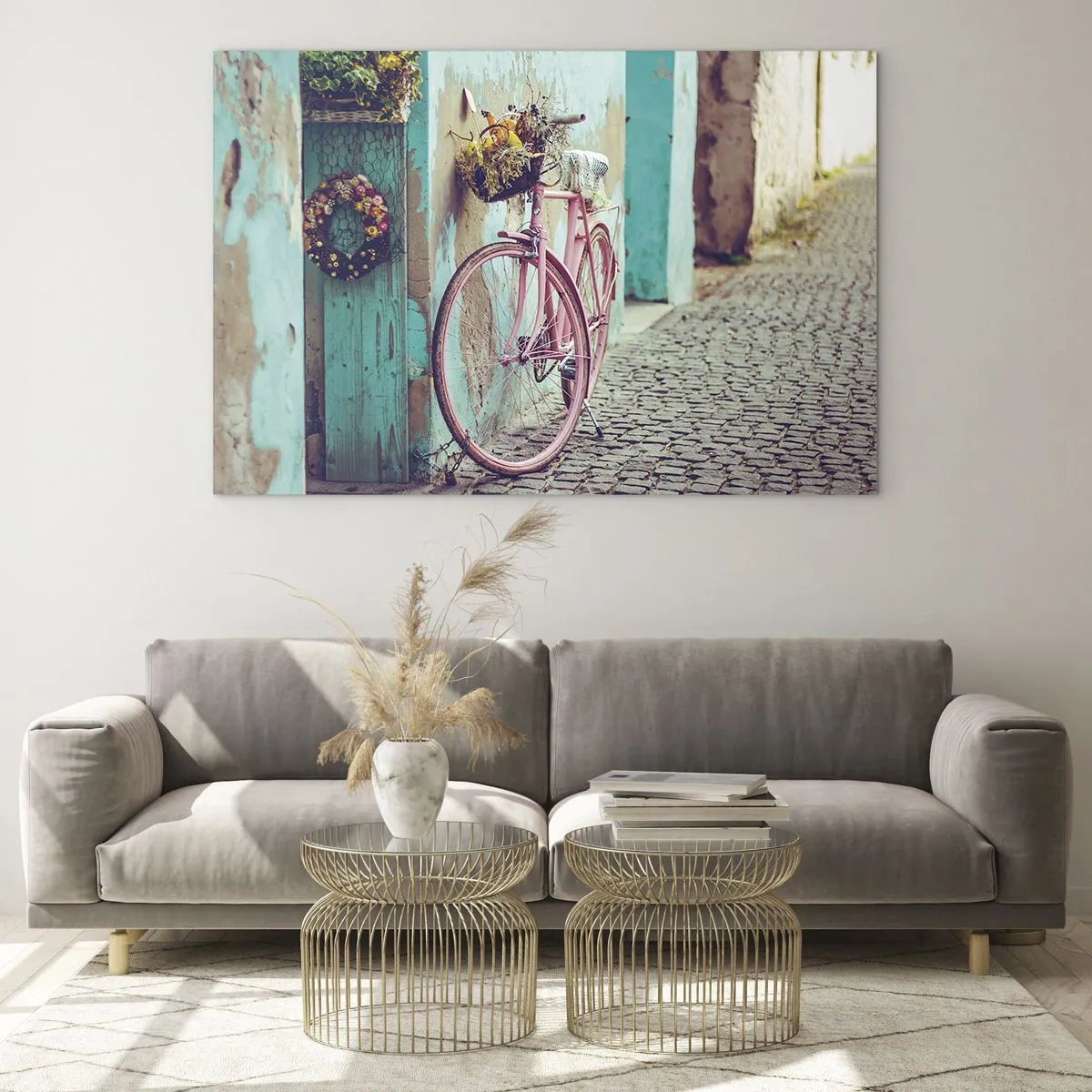 Obraz na skle - Ružový bicykel opretý o stenu s kvetmi v košíkoch, na pastelovom pozadí. - 70x50cm - Hneď sa vrátim - Moderná nástenná dekorácia do obývacej izby a spálne ARTTOR