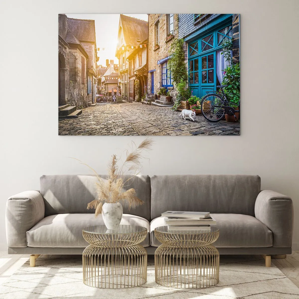Obraz na skle - Pôvabná ulica v meste s bielou mačkou a bicyklom - 70x50cm - Biely duch mestečka - Moderná nástenná dekorácia do obývacej izby a spálne ARTTOR