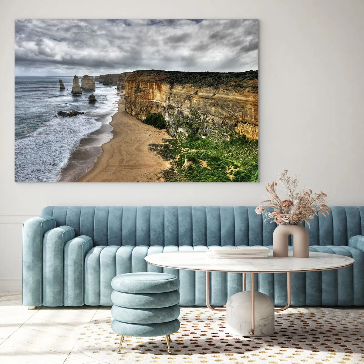 Obraz na skle - Útesy s výhľadom na oceán a pláž pod zamračenou oblohou - 70x50cm - Drsná krása - Moderná nástenná dekorácia do obývacej izby a spálne ARTTOR