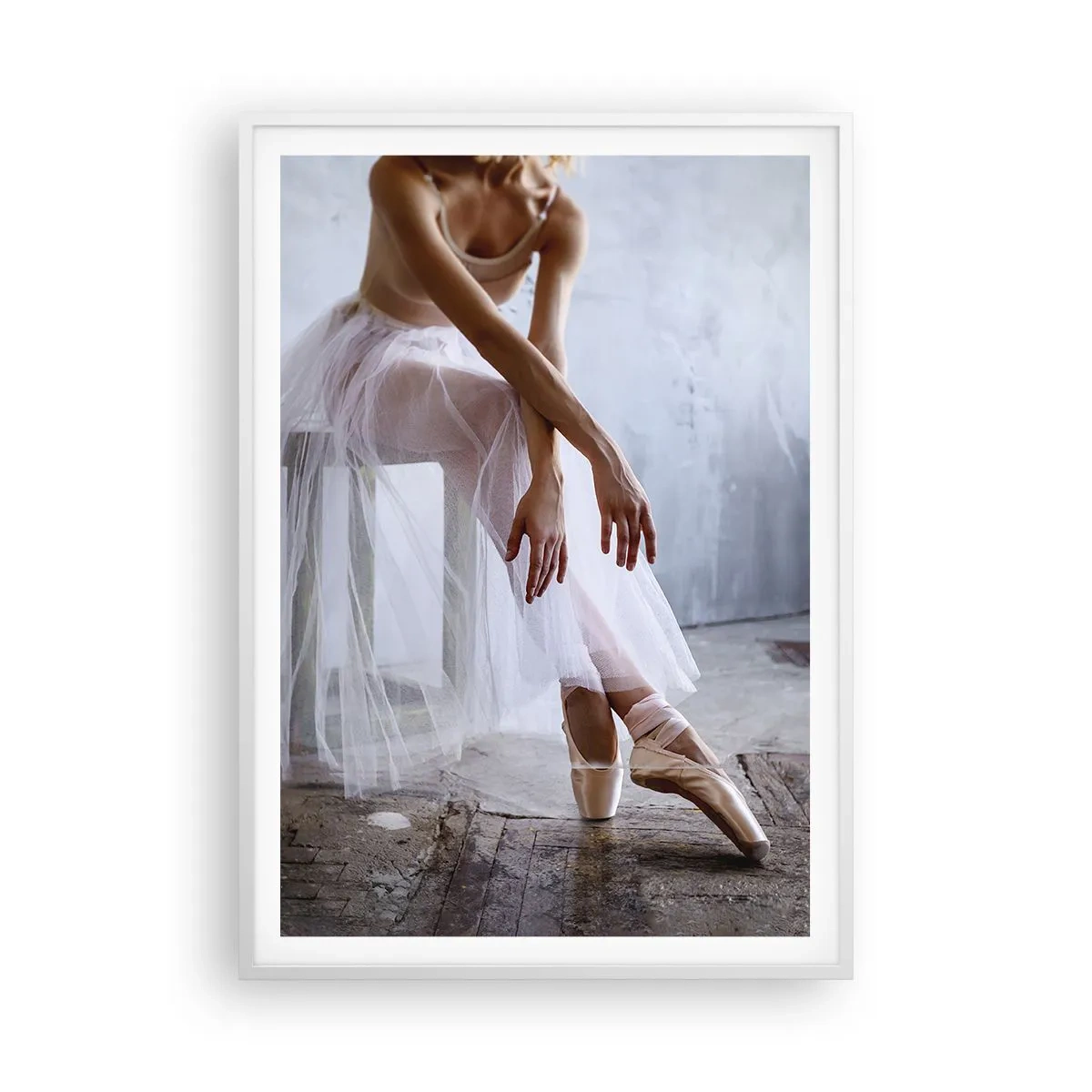 Plagát v bielom ráme - Než sa rozsvietia svetlá rampy - 70x100 cm