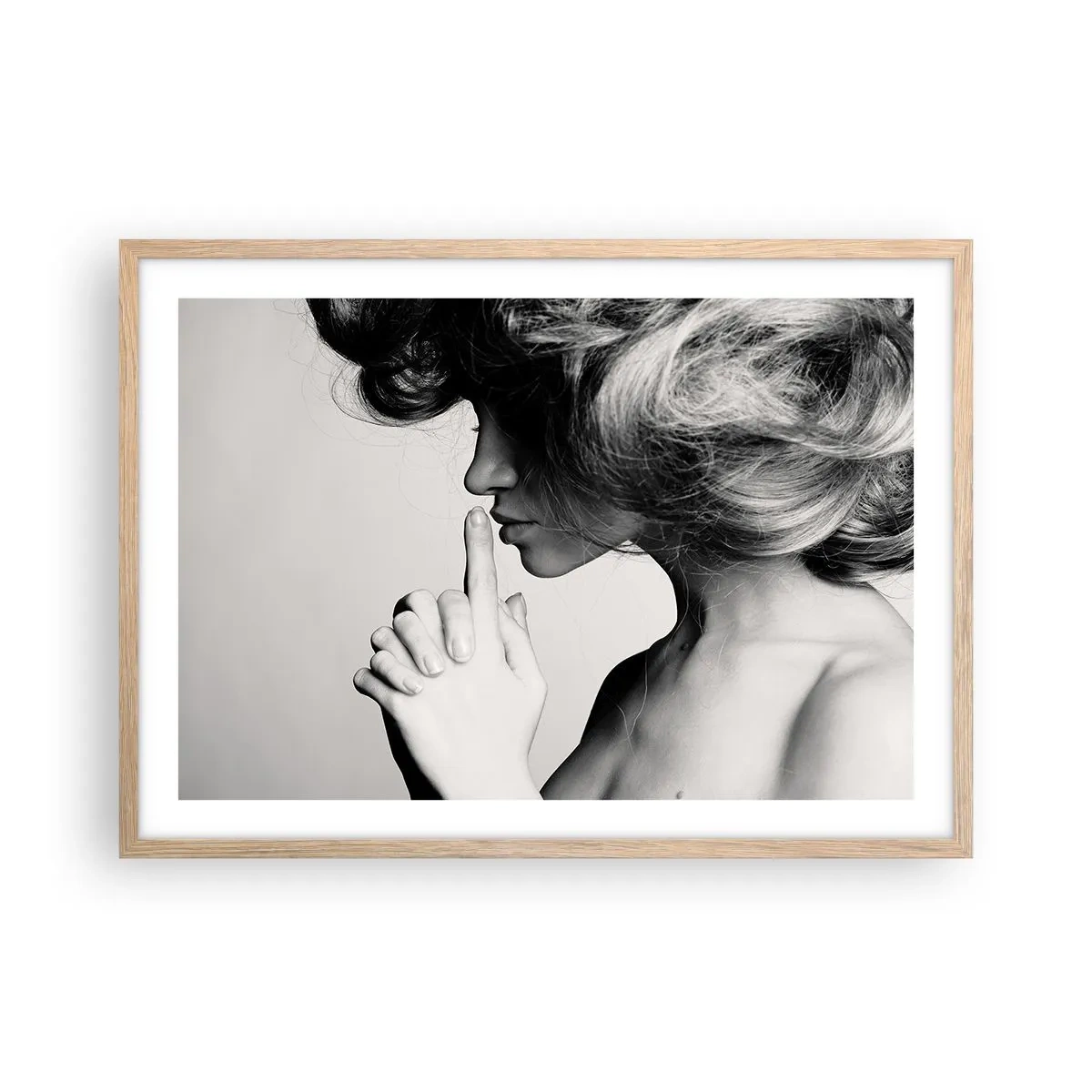 Plagát v ráme zo svetlého duba - Zahľadená do seba - 70x50 cm