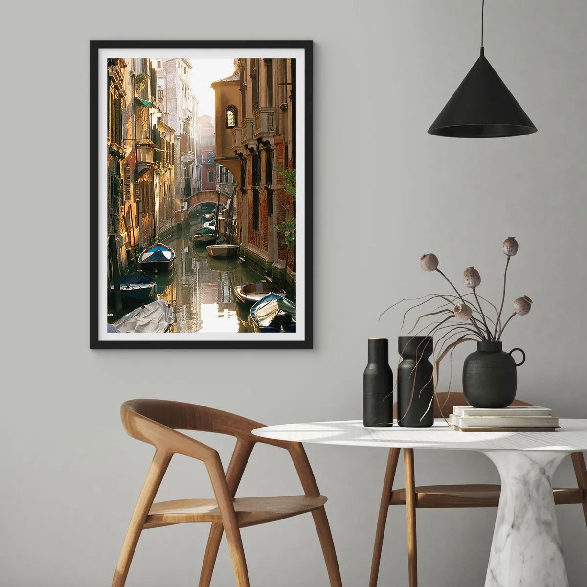 Plagát v čiernom ráme - Benátsky kanál obklopený historickými činžovnými domami - 50x70cm - V benátskom zákutí - Moderná nástenná dekorácia do obývacej izby a spálne ARTTOR