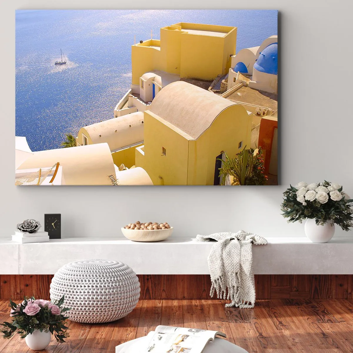 Obraz na plátne - Grécka architektúra s výhľadom na more a loďou v pozadí - 70x50cm - Grécka krajina v bielej a blankytnej - Moderná nástenná dekorácia do obývacej izby a spálne ARTTOR