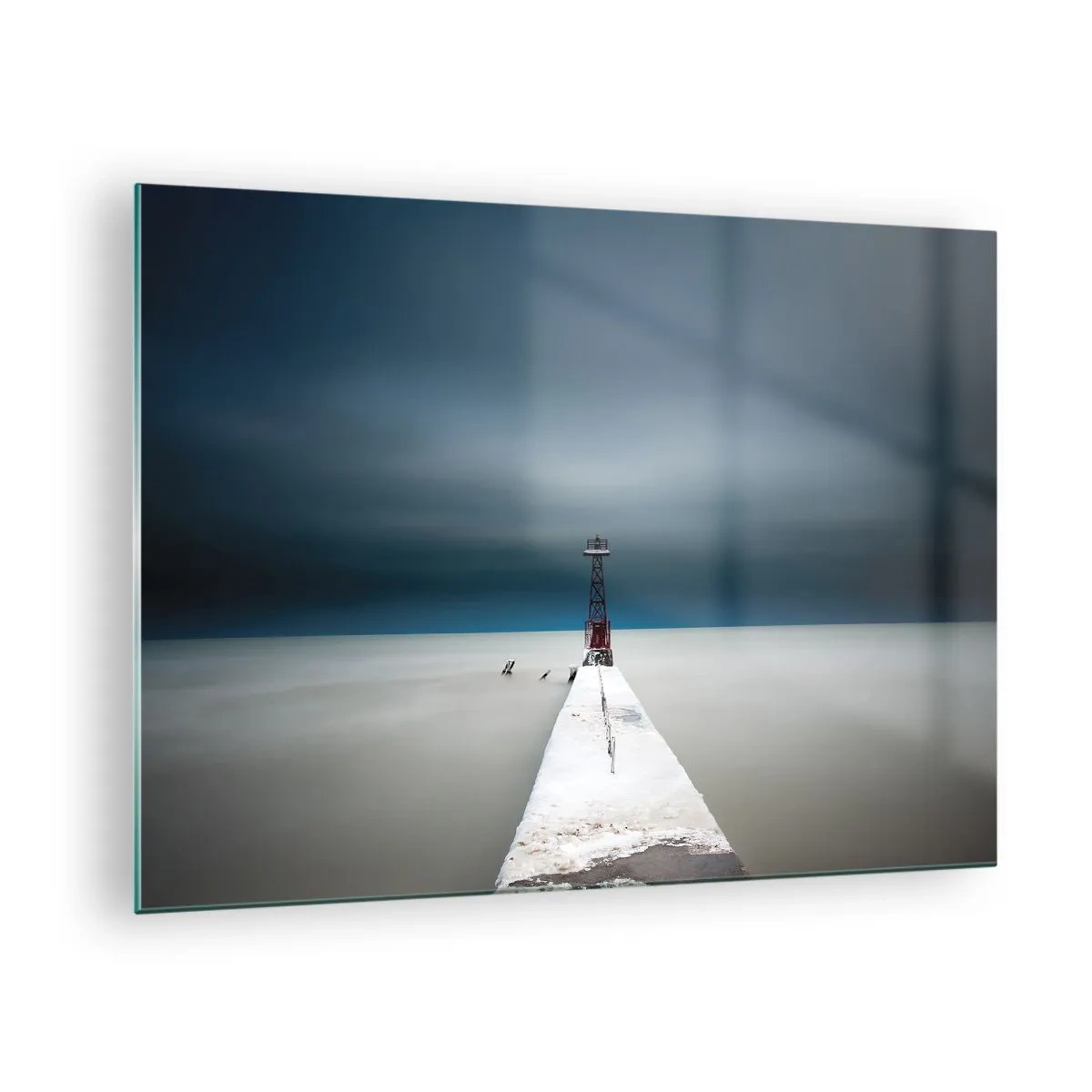 Obraz na skle - Minimalistické mólo vedúce k majáku na pozadí mora a oblohy - 70x50cm - Stretnúť sa s nekonečnom - Moderná nástenná dekorácia do obývacej izby a spálne ARTTOR