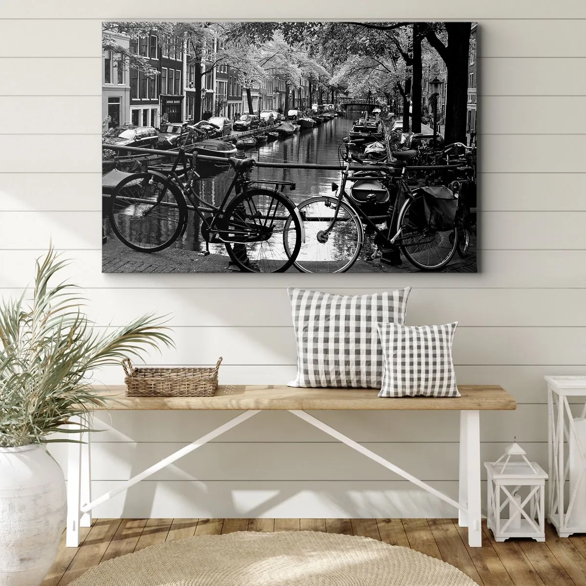 Obraz na plátne - Kanál s bicyklami v čiernobielej fotografii - 70x50cm - Veľmi holandský výhľad - Moderná nástenná dekorácia do obývacej izby a spálne ARTTOR