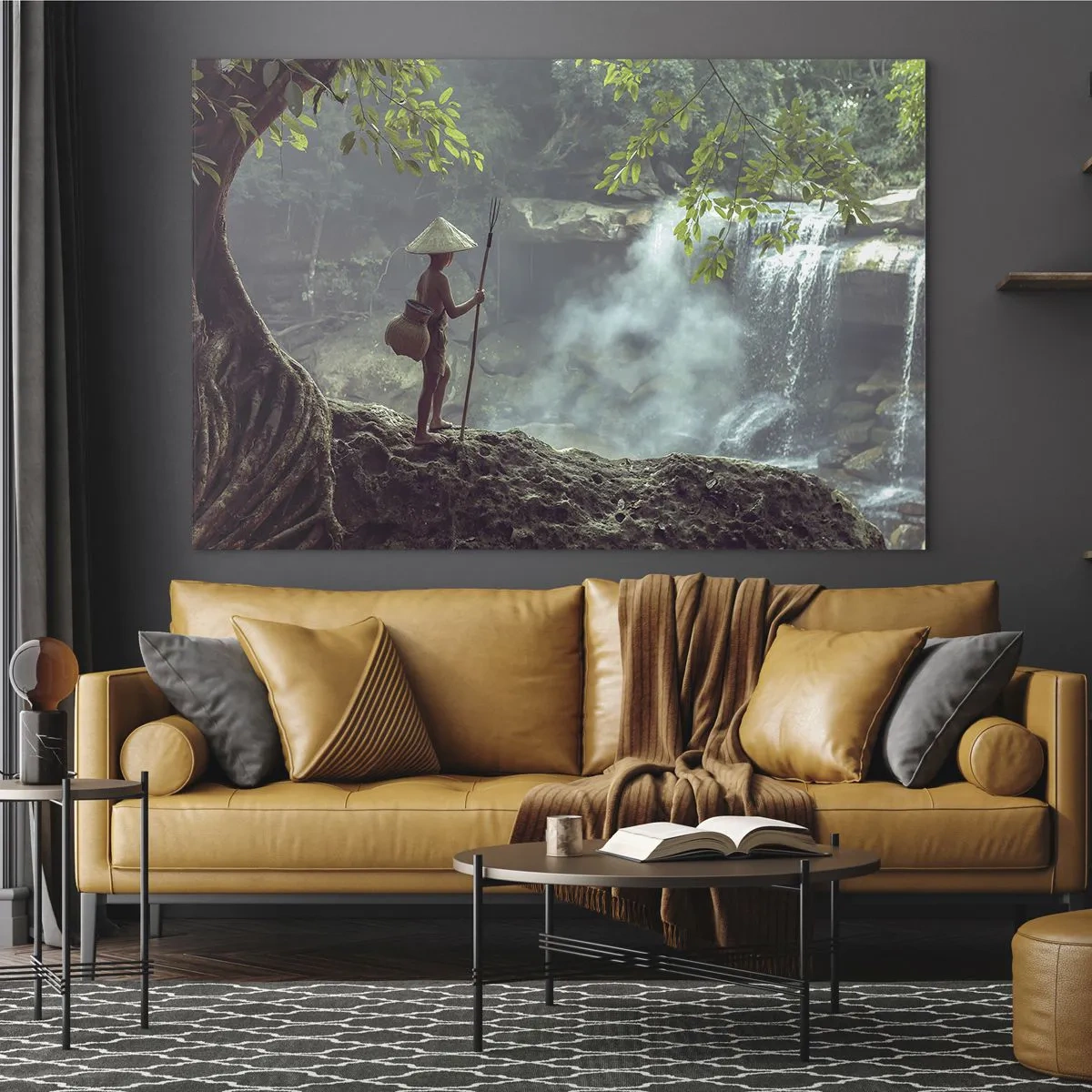Obraz na skle - Chlapec s kopijou pri vodopáde v dažďovom pralese - 70x50cm - Spriatelený s prírodou - Moderná nástenná dekorácia do obývacej izby a spálne ARTTOR