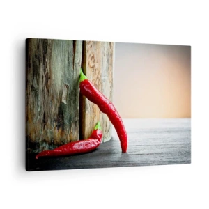 Obraz na plátne - Dve červené čili papričky na drevenom pozadí s rustikálnym akcentom - 70x50cm - Red hot chili peppers - Moderná nástenná dekorácia do obývacej izby a spálne ARTTOR