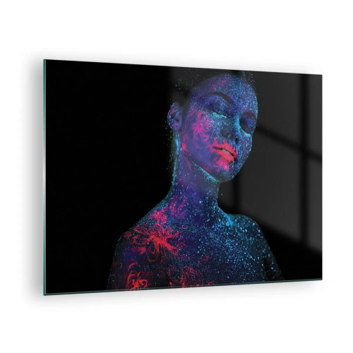 Obraz na skle - Portrét ženy s fluorescenčným maľovaním tela - 70x50cm - V hviezdnom prachu - Moderná nástenná dekorácia do obývacej izby a spálne ARTTOR