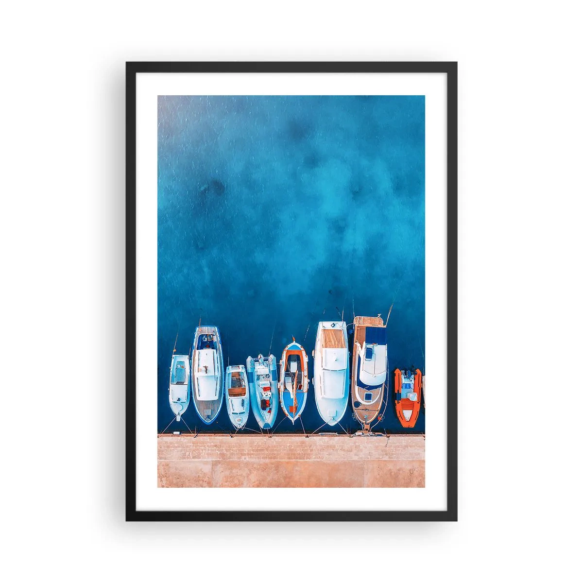 Plagát v čiernom ráme - Pohľad z vtáčej perspektívy na lode kotviace v modrej zátoke - 50x70cm - V rade za sebou - Moderná nástenná dekorácia do obývacej izby a spálne ARTTOR